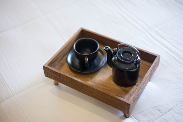 床上有红茶壶和茶杯图片下载