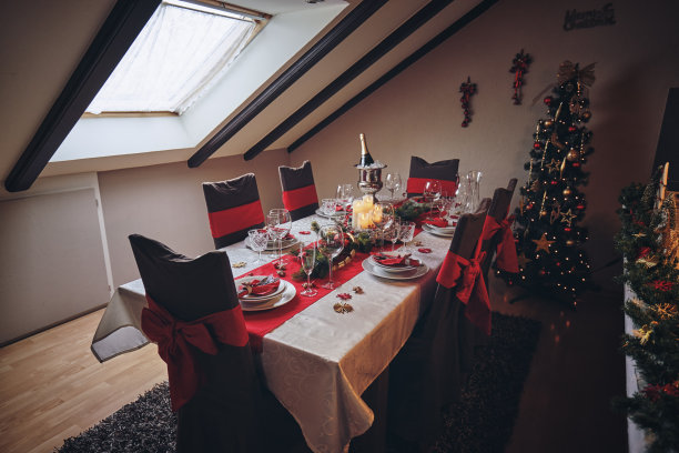用蜡烛和圣诞装饰品装饰的圣诞晚餐的桌子图片下载