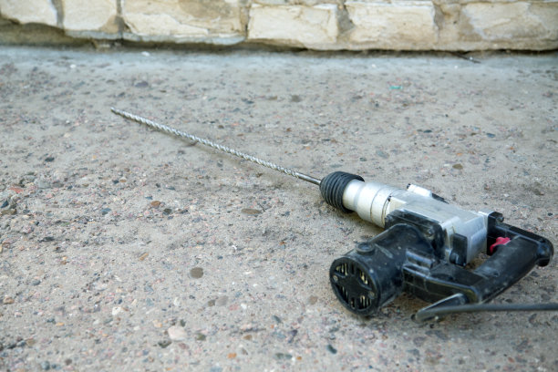 带有长钻头的穿孔器位于混凝土表面上图片下载