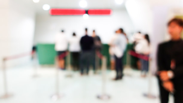 摘要模糊了很多排队等候的人与管理员人员联系图片下载