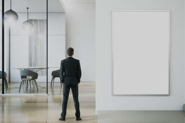 商人在白色的餐厅图片下载