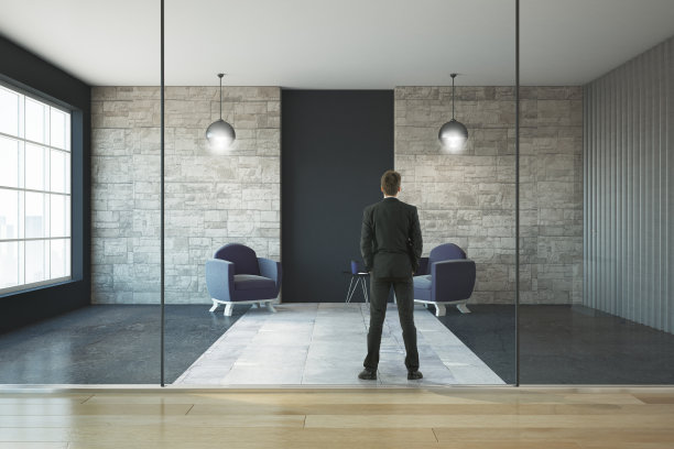 现代客厅里的商人图片下载