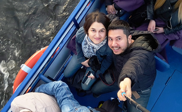 一对年轻夫妇在游船上自拍图片下载