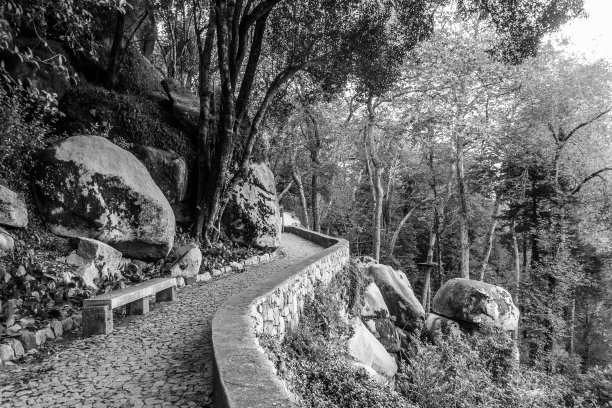 摩尔城堡公园是位于葡萄牙辛特拉的一座中世纪山顶城堡。黑白照片。图片下载