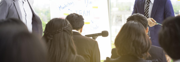 听众在会议室，演讲者在商务会议上演讲，听众在会议厅聆听演讲者的演讲，商务培训师在为一群人或学生做演讲。图片下载