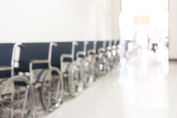 轮椅在医院或医疗诊所走廊模糊抽象背景与模糊的透视视图内部走廊服务残疾人和病人的移动图片下载