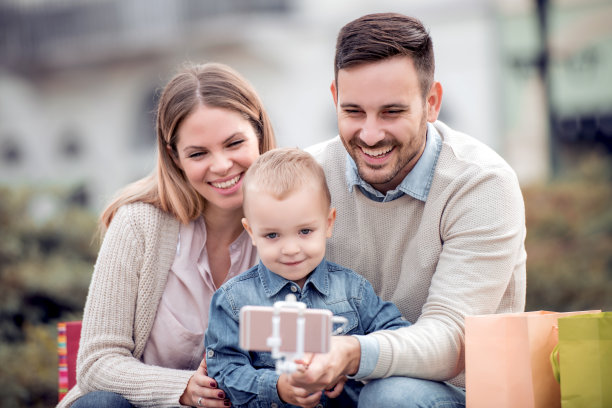 快乐的家庭在城市公园户外自拍图片下载