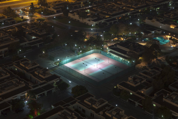 迪拜帕尔马温泉村的照明网球场，傍晚时分图片下载