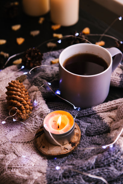 圣诞节或新年的假日背景。木桌上摆放着各种舒适的冬季物品图片下载