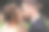 美丽的新娘和时尚的新郎在雨天的户外雨伞下热吻。性感的新婚夫妇拥抱。新婚夫妇的浪漫时刻。现代的婚礼照片图片下载