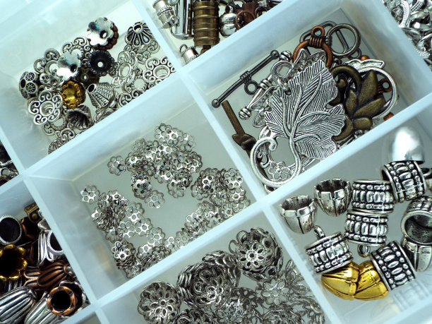 塑料盒内的金属配件图片下载