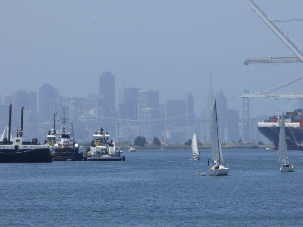 旧金山的地平线横跨水面图片下载