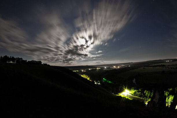 从山顶拍摄的山谷夜景。图片下载