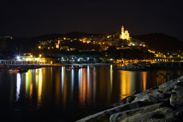 意大利Cervo的夜景。图片下载