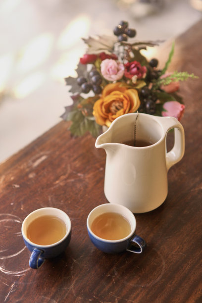 茶杯和壶里的茶图片下载