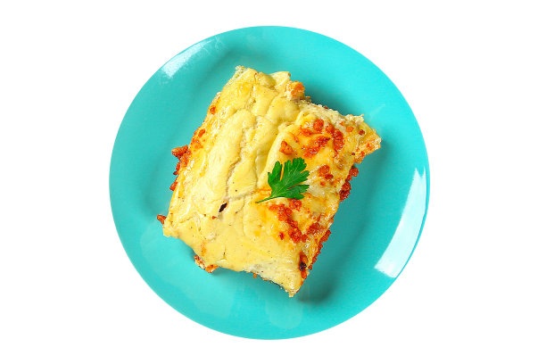 传统的意大利通心粉。烤管塞满碎肉和白酱在白色的背景。Cannelloni意大利面孤立在白色背景上。前视图。特色菜面条隔离。图片下载