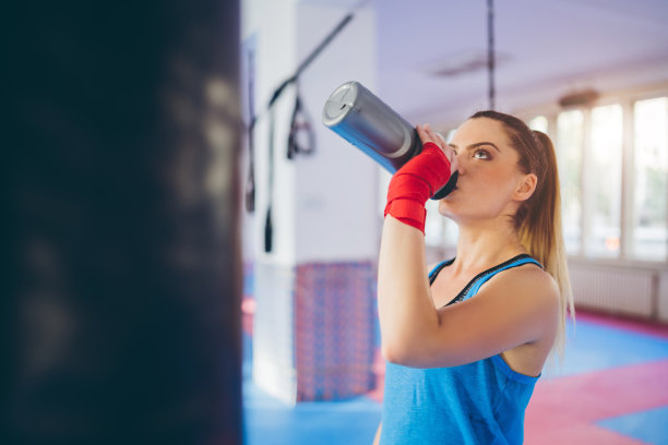 健身房里的女人图片下载