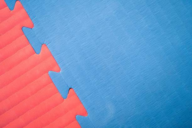 红色和蓝色的运动垫图片下载