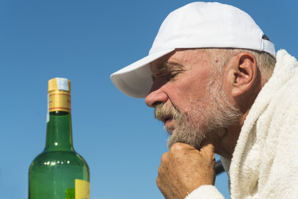 喝不喝是老年人的问题。图片下载