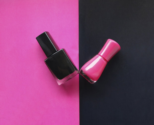 黑色指甲油在粉红色的背景和粉红色指甲油在黑色的背景。情感风格的美甲。图片下载