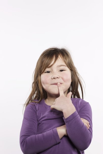 小女孩在白色的摄影棚背景下图片下载