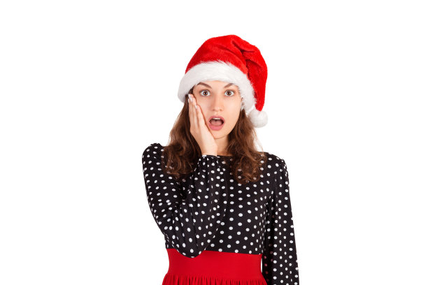 肖像的惊讶和惊讶可爱的女性掉下下巴和大口喘气留下印象和震惊。情绪化的女孩戴着圣诞老人的圣诞帽孤立在白色的背景上。节日的概念图片下载