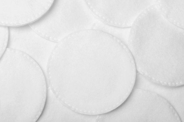 一堆个人护理用的棉垫。小心化妆去除。美丽和健康。俯视图，平放图片下载