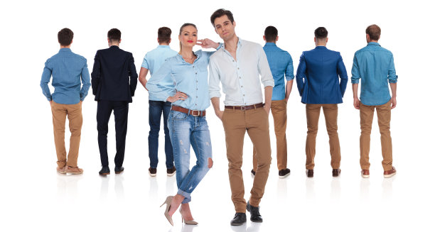 年轻情侣站在男同事身后图片下载