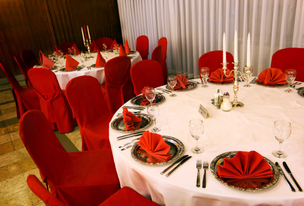 红色的餐桌装饰图片下载