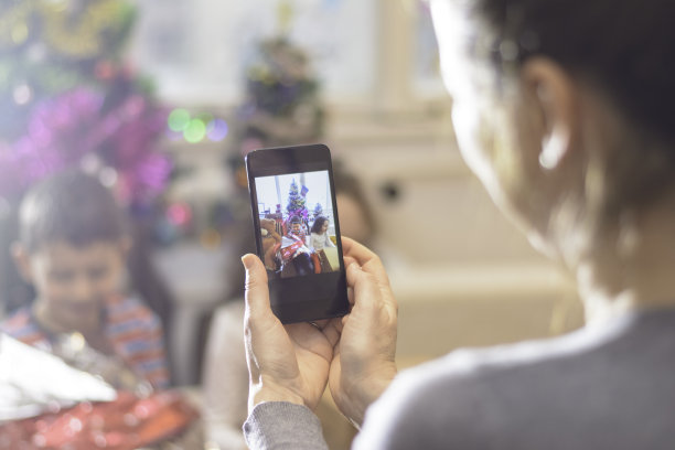 妈妈在平安夜给孩子们拍了一张照片图片下载