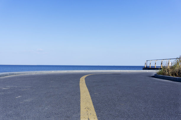 阳光下的滨海公路图片下载