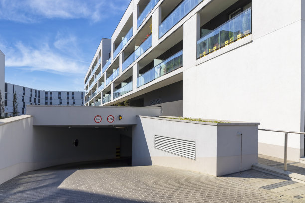 带有地下车库的现代公寓楼，波兰华沙图片下载