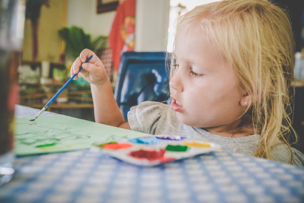 公主和画笔图片下载