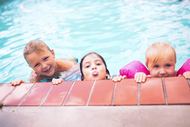 小的游泳者图片下载