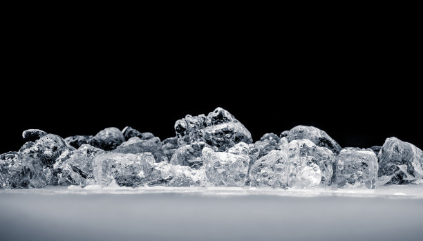 照亮冰块在黑色背景。图片下载