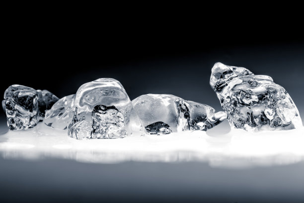 照亮冰块在黑色背景。图片下载