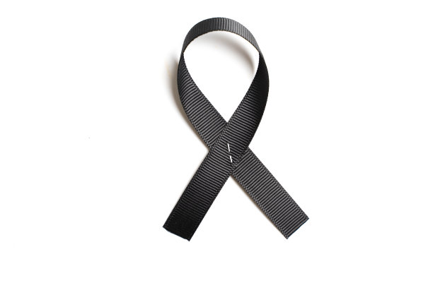 黑色意识丝带上的白色背景哀悼和黑素瘤的象征图片下载