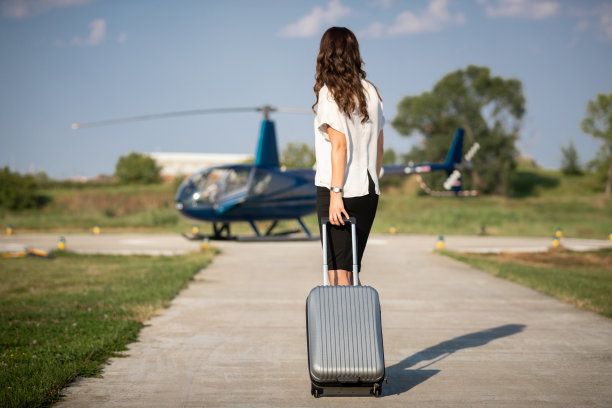 女商人站在停机坪上图片下载