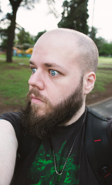 满脸震惊的白胡子男子图片下载