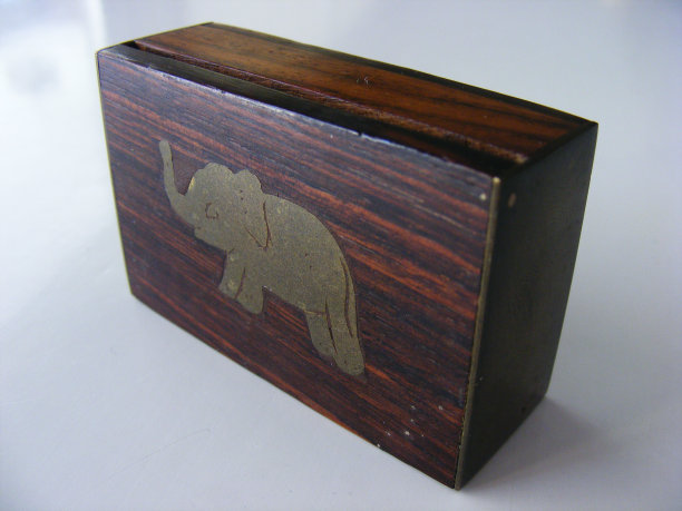 木盒子和金属大象。图片下载