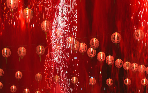 中国新年庆祝的背景是灯笼和烟花在红色的烟雾图片下载