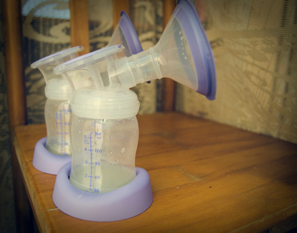 母乳娩出5天后，初乳变成牛奶图片下载