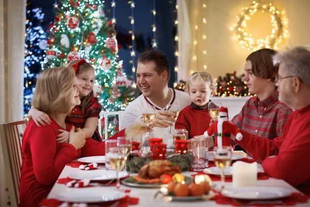 一家人和孩子们在圣诞树上吃圣诞晚餐图片下载