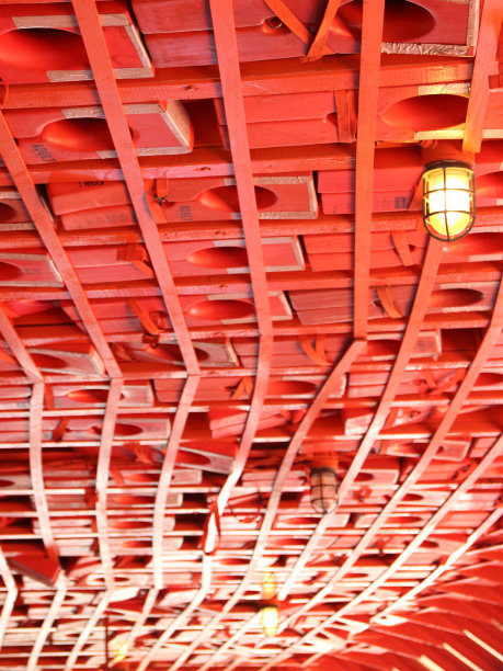 救生衣安装在船顶图片下载