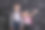 同学们兴高采烈地站在黑板前，背上背着一个书包，表现出快乐的情绪。风景图片图片下载