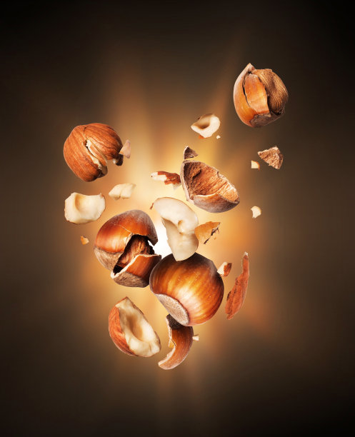 在黑暗中，榛子在空中被压碎图片下载