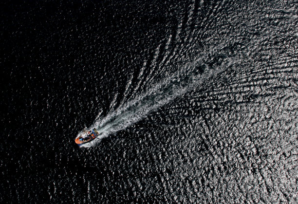 小船航行图片下载