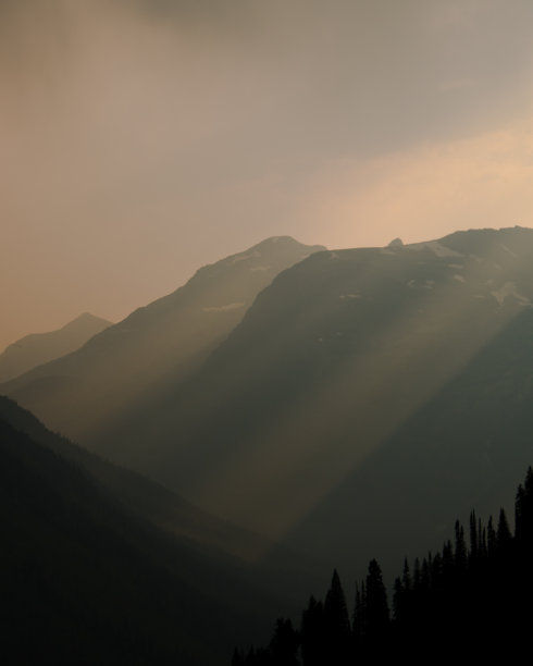 冰川小径上的女孩图片下载