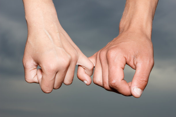 背景上女性牵着男性的手。图片下载