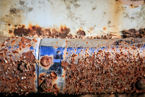 生锈的老爷车-车站上的破车图片下载